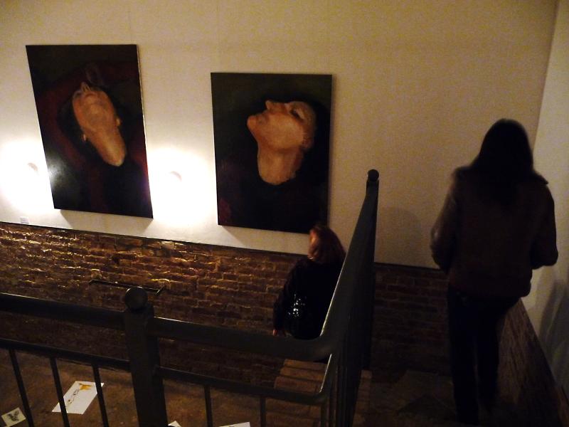 Ausstellungsbesucher und Blick auf Bilder von Monika