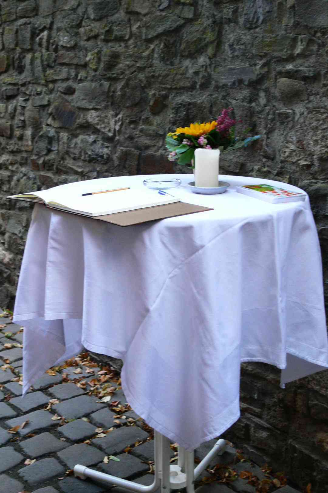Tisch und Gästebuch