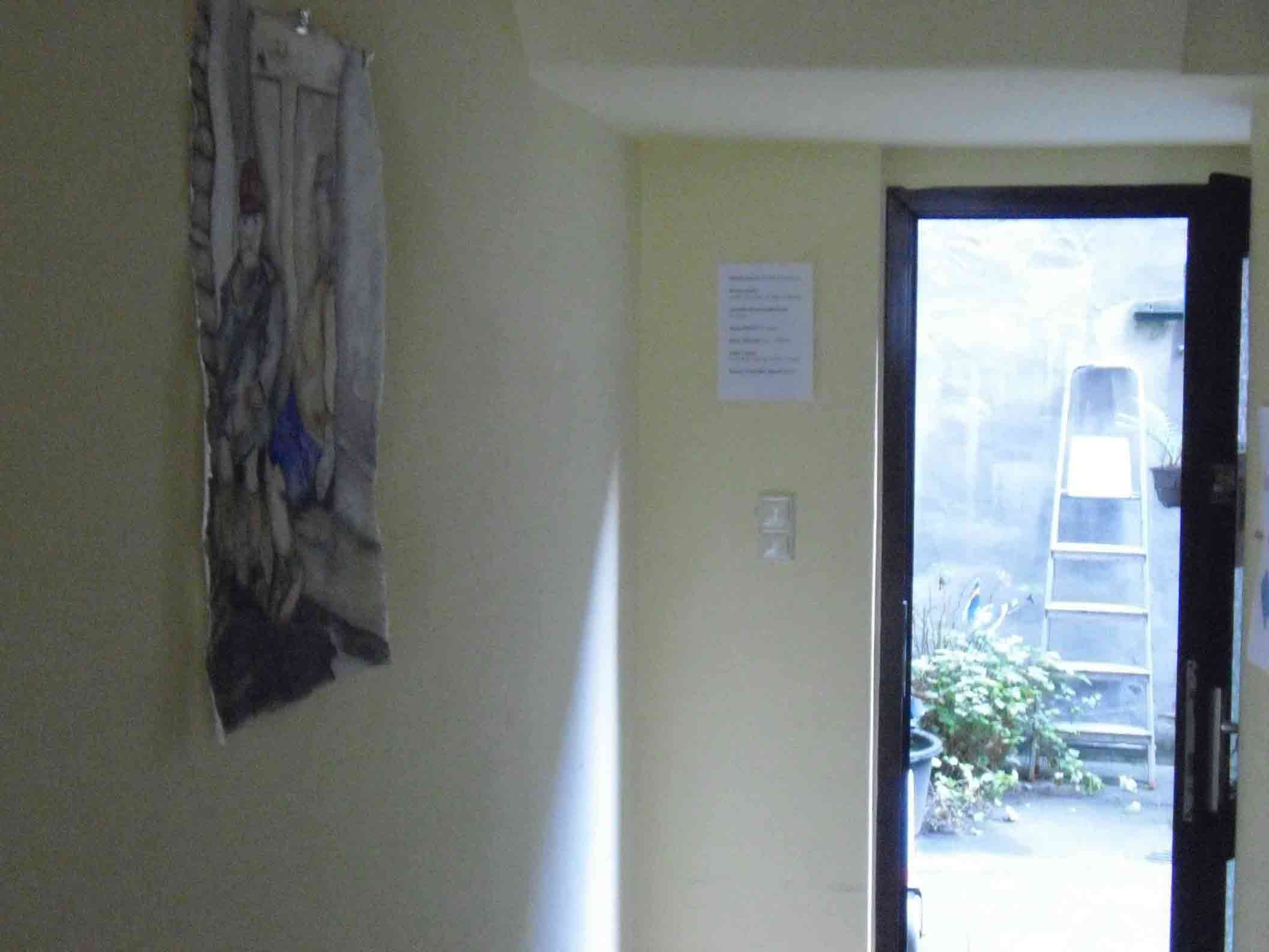 Blick auf den Innenhof, vom Hausflur aus; an der Wand ein Bild von Lothar