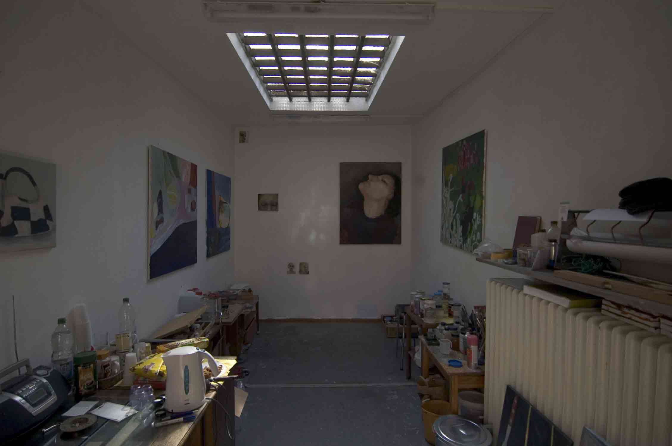 Blick in Lothars Atelier; hier hängen Bilder von Barbara - an den Seitenwänden - und Monika - an der Stirnwand